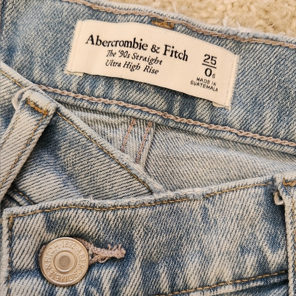 Abercrombie and Fitch The 90's Straight Ulta High Rise 0/25s Short - Picture 3 of 3